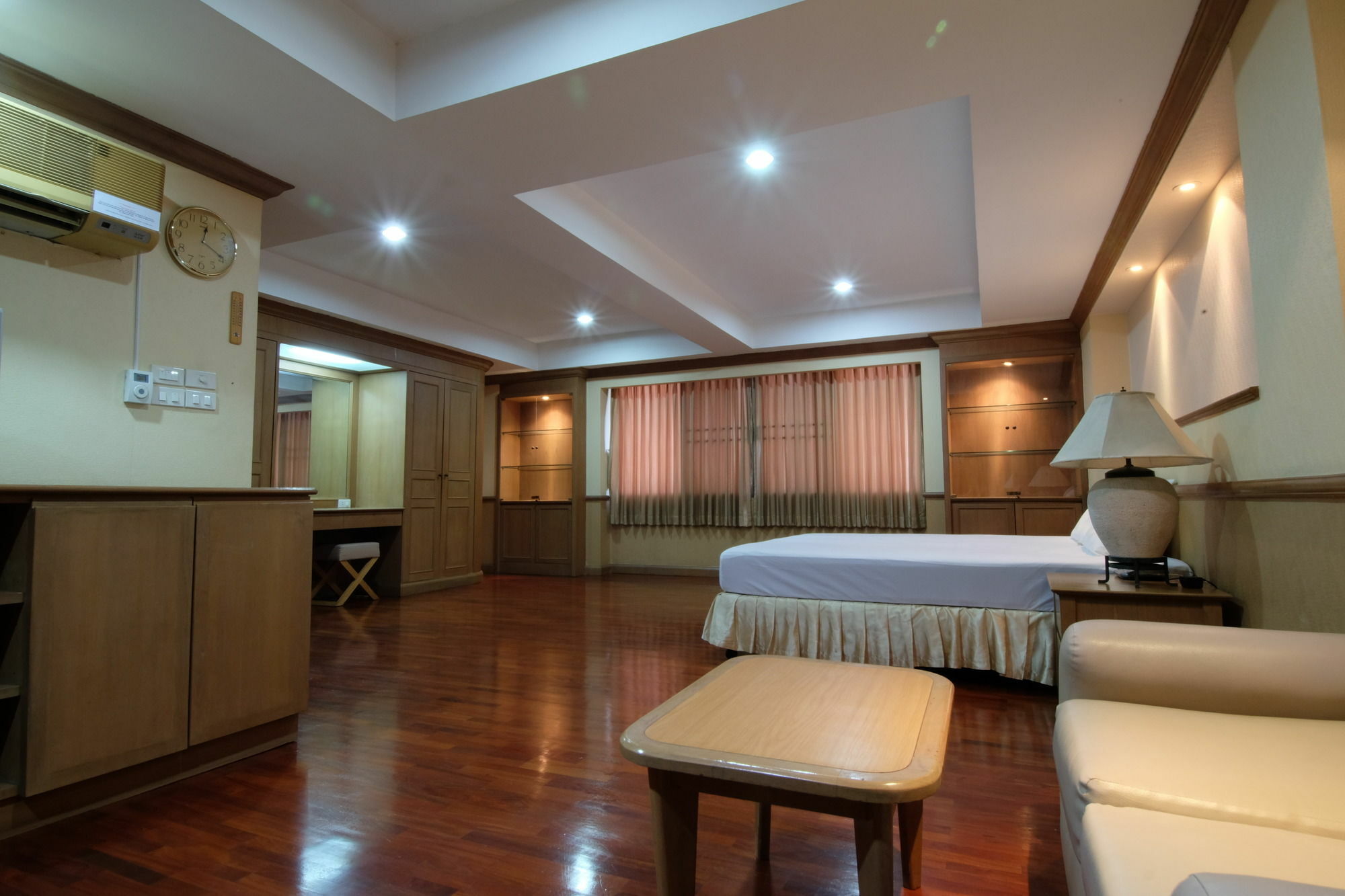 Alameda Suites Hotel Bangkok Buitenkant foto